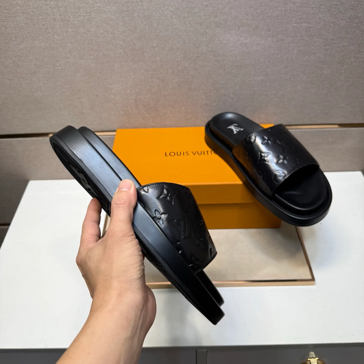 ⬛️Men's shoes 💰p400 [LV～] Men's casual slippers 2025z cabinet sales simultaneously 🔶Size: 39-44#️⃣ 🔷4 colors🔜The upper is made of cowhide stitching➕Genuine leather lining, comfortable and breathable, sole: original comfortable and wear-resistant outsole, ⚠️Real 📱Photographed🎬The real thing is better📢📢📢